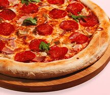 Пицца с ветчиной, пепперони и вешенками