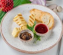 Жареный сыр Халуми с брусничным соусом и крутонами
