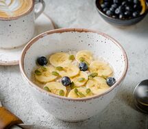 Каша овсяная с семечками, бананом и голубикой