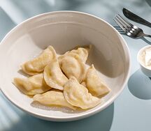 Вареники с творогом и сметаной