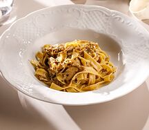 Паста паппарделле с грибной сальсой и цыпленком