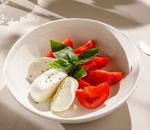 Моцарелла со спелыми томатами