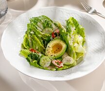 Зеленый салат с авокадо и ореховой заправкой