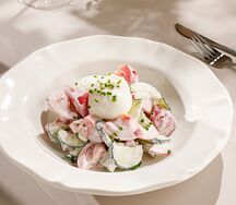 Салат из овощей с яйцом пашот и сметаной