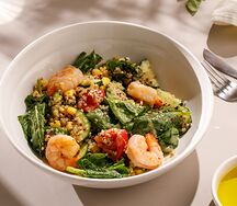 Салат с креветками и киноа