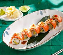 Ролл с лососем, креветкой темпура и соусом васаби