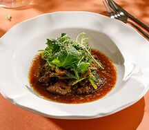 Стейк-салат с говядиной и азиатским соусом