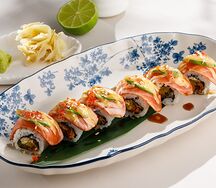 Ролл с опаленным лососем и трюфельным соусом