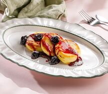 Сырники из творога с вишневым соусом