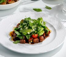 Салат с хрустящей уткой, соусом хойсин и разнотравьем