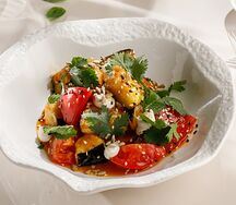 Салат с хрустящими баклажанами, томатами и сыром фета