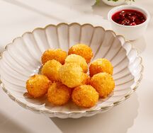 Сырные шарики с клюквенным соусом