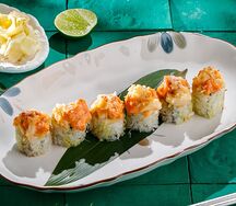 Запеченный ролл с лососем и гребешком