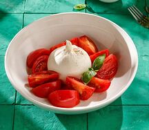 Фермерская буррата с томатами