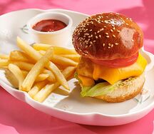 Мини-бургер с куриной котлетой и картофелем фри