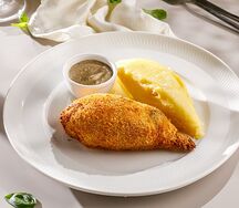 Котлета по-киевски с картофельным пюре и грибным соусом
