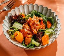 Теплый салат с цыпленком тандури в арахисовом соусе