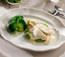 Куриная грудка с брокколи и пармезановым муссом