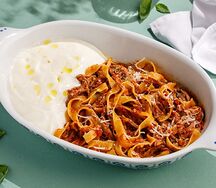 Феттуччине с рагу из утки и муссом из пармезана