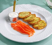 Оладьи из кабачков с форелью шеф-посола