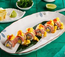 Ролл с крабом, тунцом и сальсой из манго