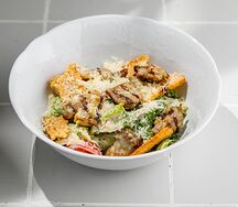 Салат Цезарь с цыпленком