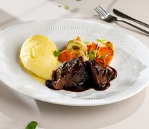 Щечки телячьи с овощами