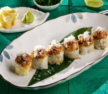 Запеченный ролл с угрем, картофельным кранчем и пармезаном