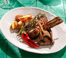 Ребра ягненка на углях с печеным картофелем