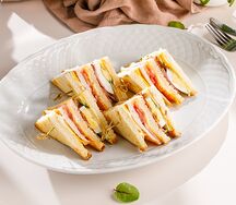 Клаб-сэндвич с фермерским цыпленком, беконом и яйцом