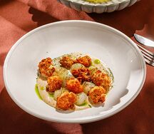 Гребешок с цветной капустой и соусом из топленого молока