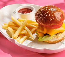 Мини-бургер с мясной котелой и картофелем фри