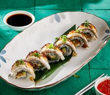 Ролл с карамельным угрем и луком фри