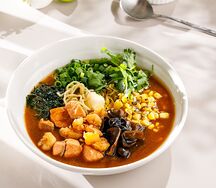 Мисо-рамен с лососем и креветками 