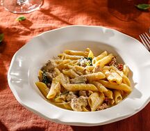 Паста с цыпленком и вялеными томатами