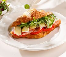 Круассан с тамбовским окороком, сыром бри и скрэмблом