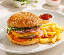 Бургер из мраморной говядины с картофелем фри