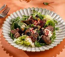 Салат с куриной печенью и вишней