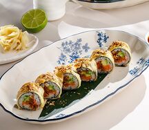 Темпура-ролл с лососем и луком фри