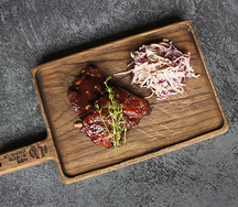 Свиные рёбра в соусе BBQ с салатом коул слоу