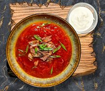 Борщ с рваным мясом и фермерской сметаной