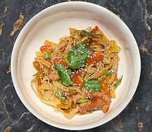 Пшеничная лапша с цыпленком и овощами в устричном соусе