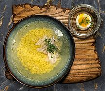 Куриный бульон с фреголой и деревенским яйцом