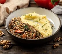 Говяжьи щеки с грибами и картофельным пюре