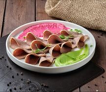 Язык отварной с соусом Хрен