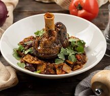 Баранья голень с овощами