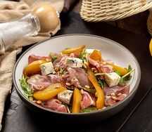 Салат с коппой и грушей