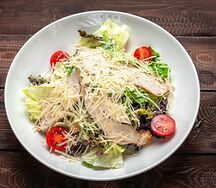 Салат Цезарь с курицей