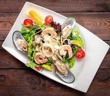 Салат с морепродуктами в сливочном соусе