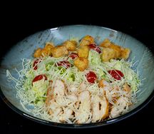 Салат Цезарь с курицей